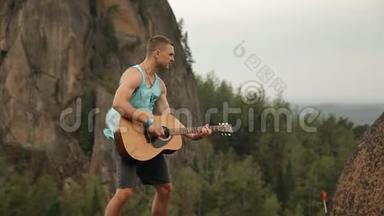 <strong>站在山顶</strong>上弹吉他的人。
